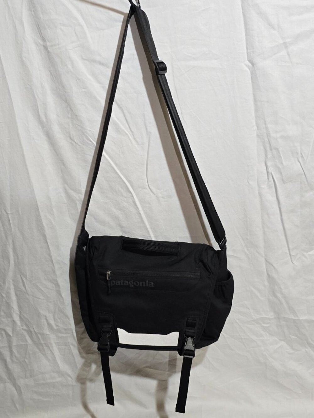 Patagonia #48265 MiniMass Messenger Bag - Black